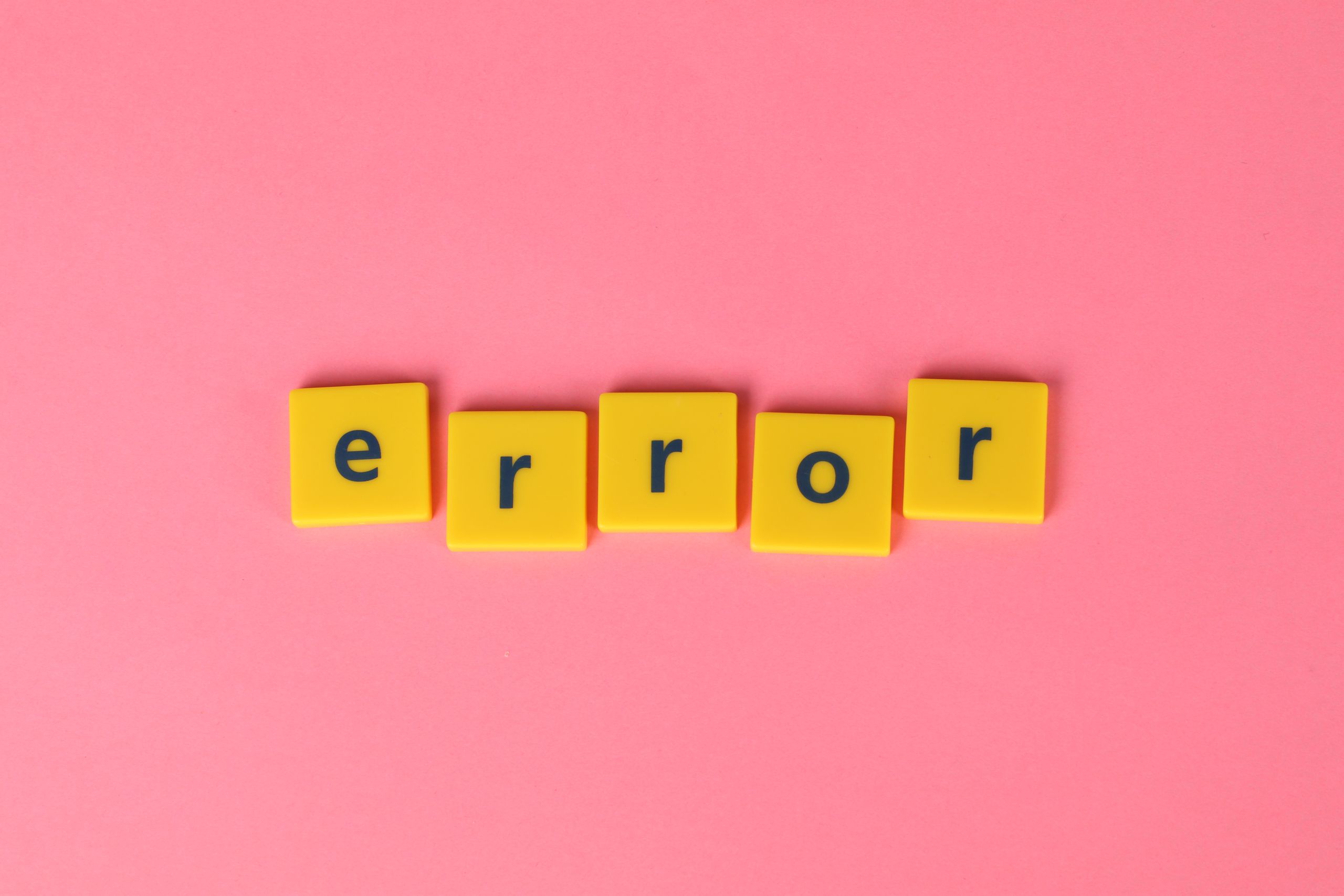 Najczęstsze błędy SEO - płytki układające się w słowo error.